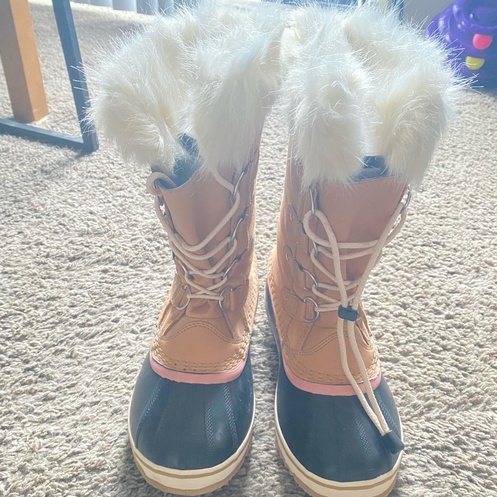 Brand new youth size 7 Sorel